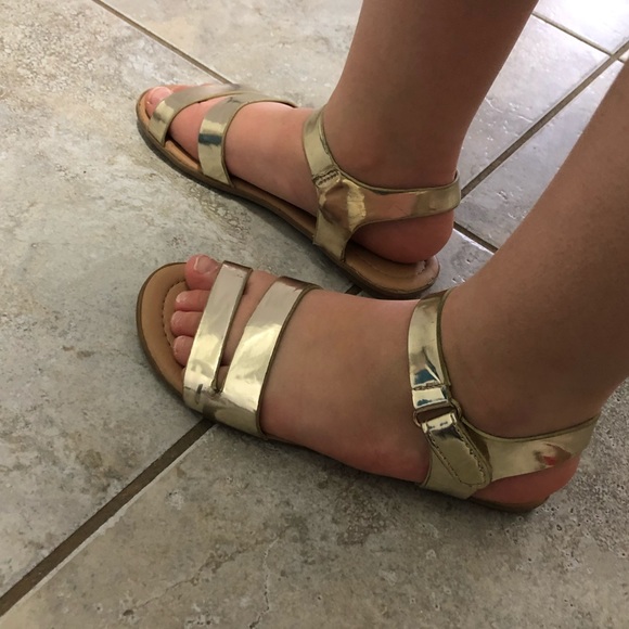 Gold Shoes 💛 - Picture 2 of 3